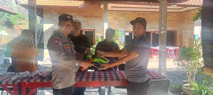 Polsek Tejakula Serahkan Bantuan SARKON kepada Linmas Desa Sembiran